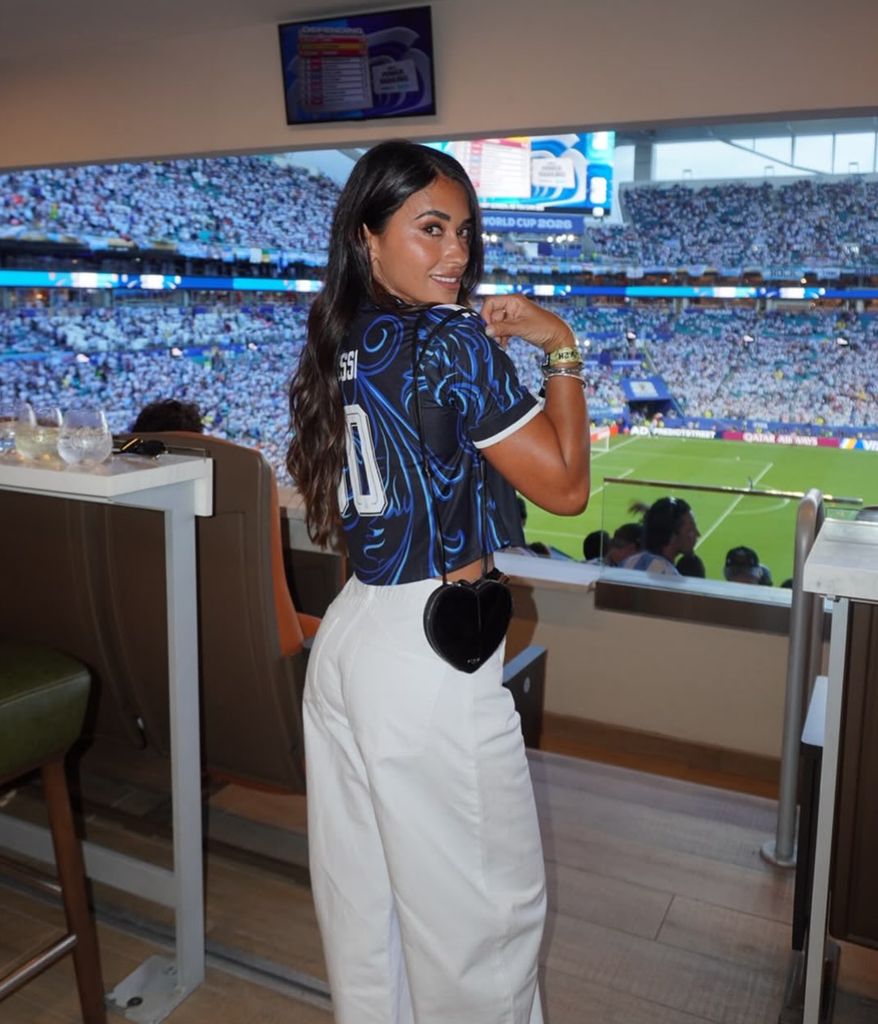 Antonella muestra el look que llevaba para animar a Argentina