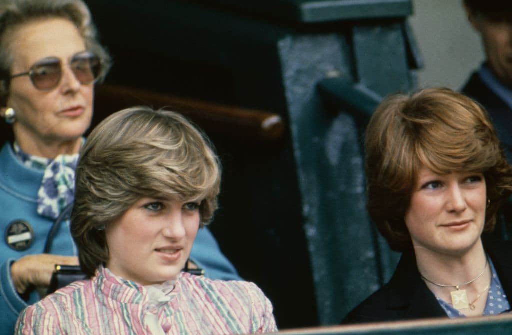 Lady Diana Spencer y su hermana, Lady Sarah Spencer, observan la final femenina del torneo de Wimbledon, el 3 de julio de 1981.