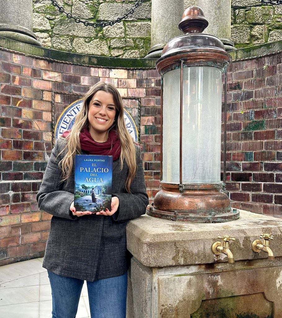 Laura Portas posa en la emblemática fuente A Gándara del Balneario de Mondariz con su nuevo libro ‘El palacio del agua’.