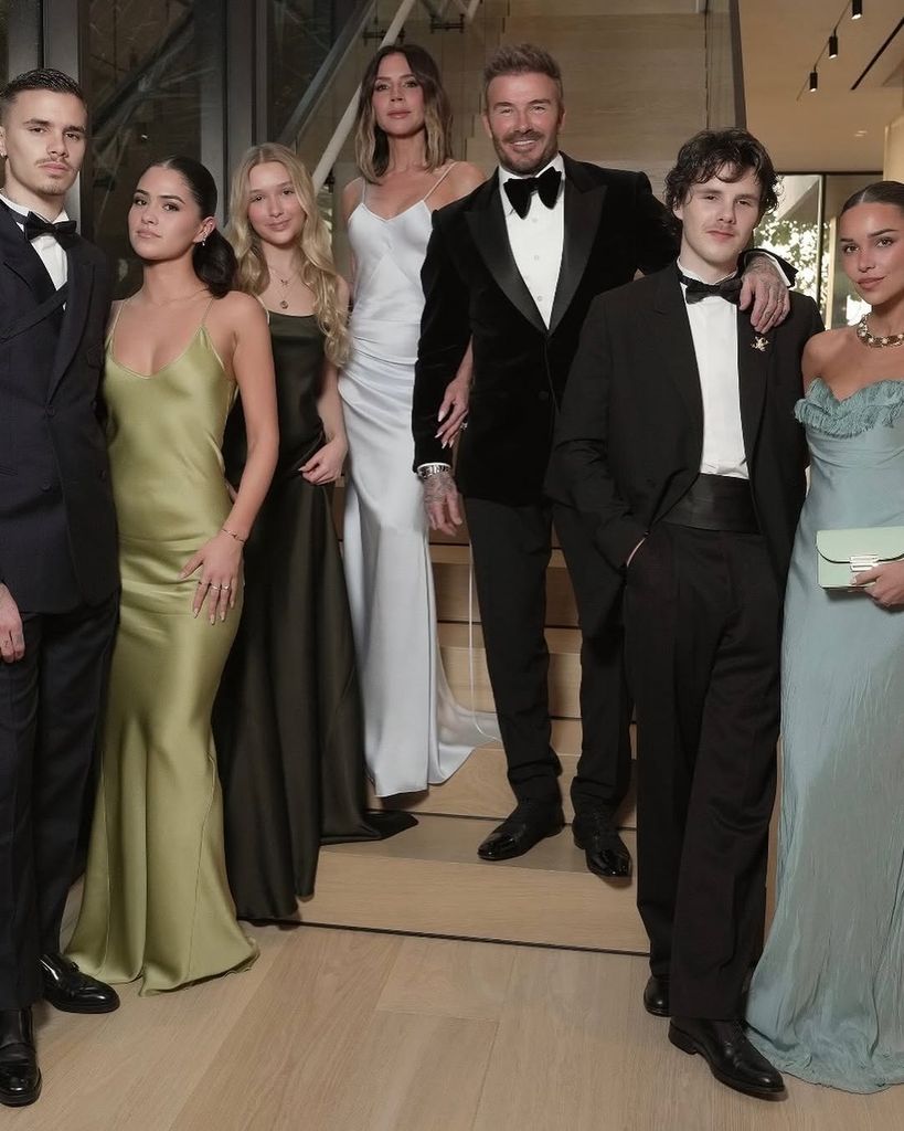 La foto familiar del cumpleaños 50 de David Beckham en la cual Harper se llevó el protagonismo con sus rizos rubios