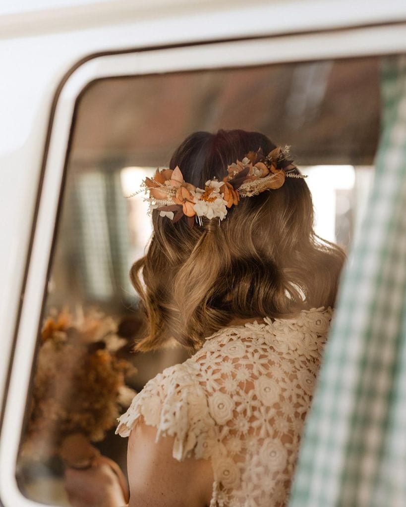 Semirrecogido con flores para novias preservadas