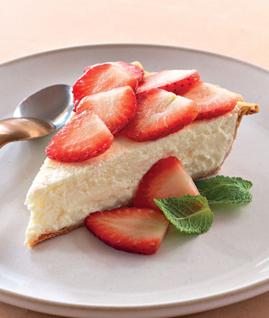 Tarta de mousse de chocolate blanco con fresas.