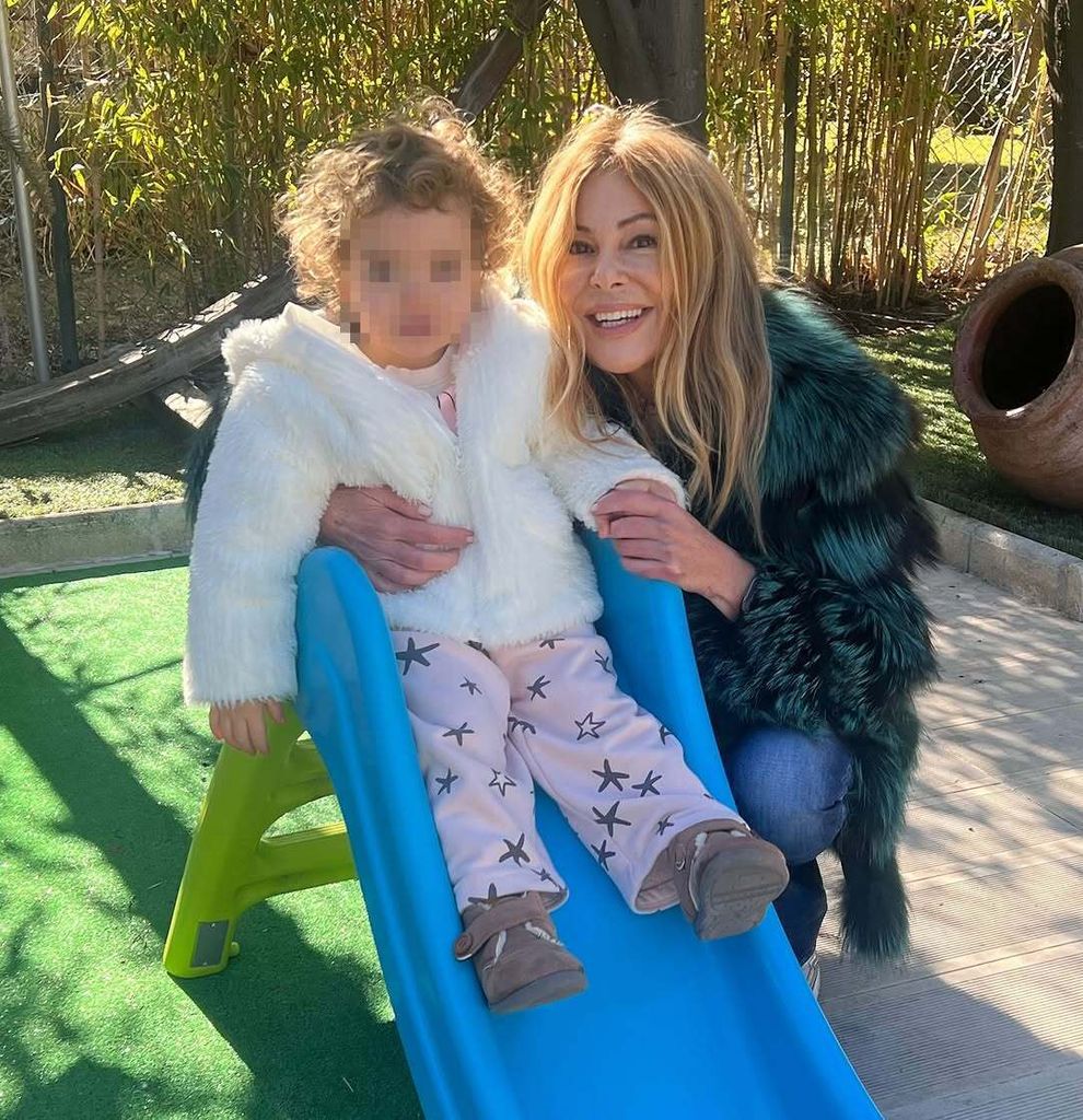 Ana Obregón, con Anita en los columpios