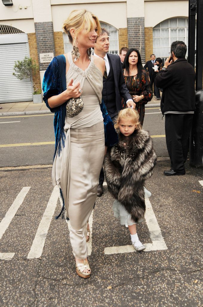 Kate Moss y su hija Lila Moss en la boda de Leah Wood y Jack McDonald en 2008.