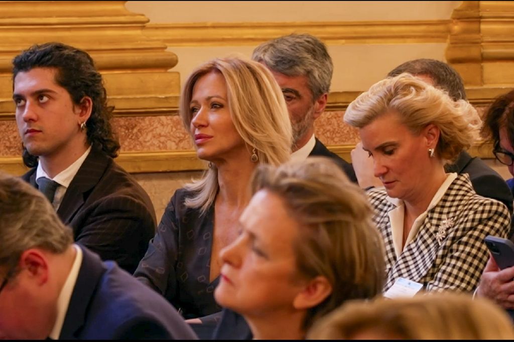 Susanna Griso, Luis Enriquez (detrás) y María Zurita