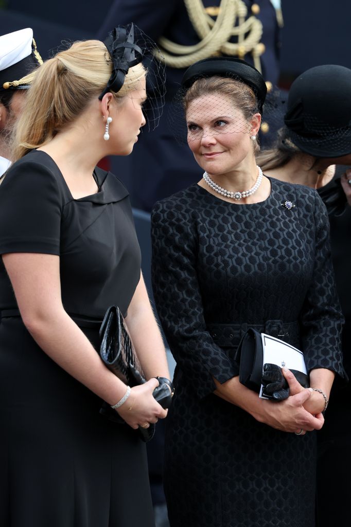 Las princesas Victoria y Amalia tras el funeral del rey Harald