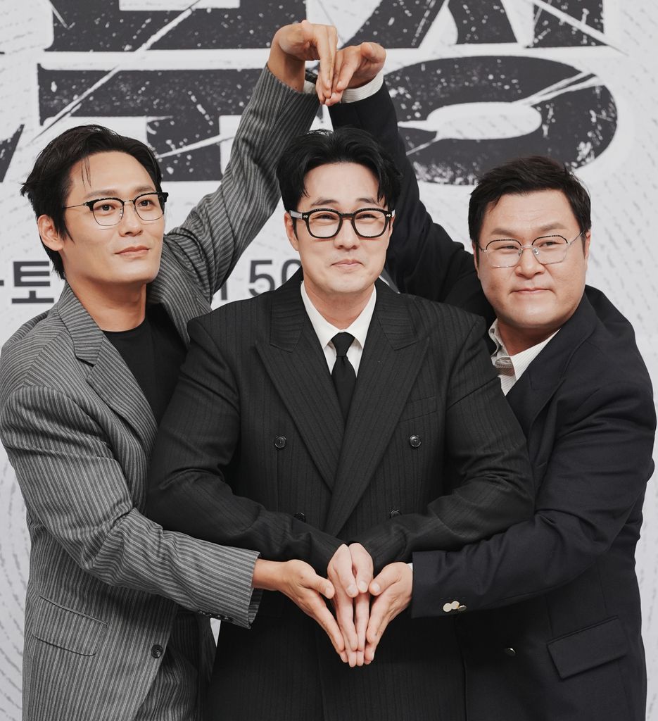 Choi Dae-hoon, So Ji-sub y Yoon Kyung-ho en la presentación de 'Agente Kim Reactivado' en Seúl, el 25 de junio de 2026