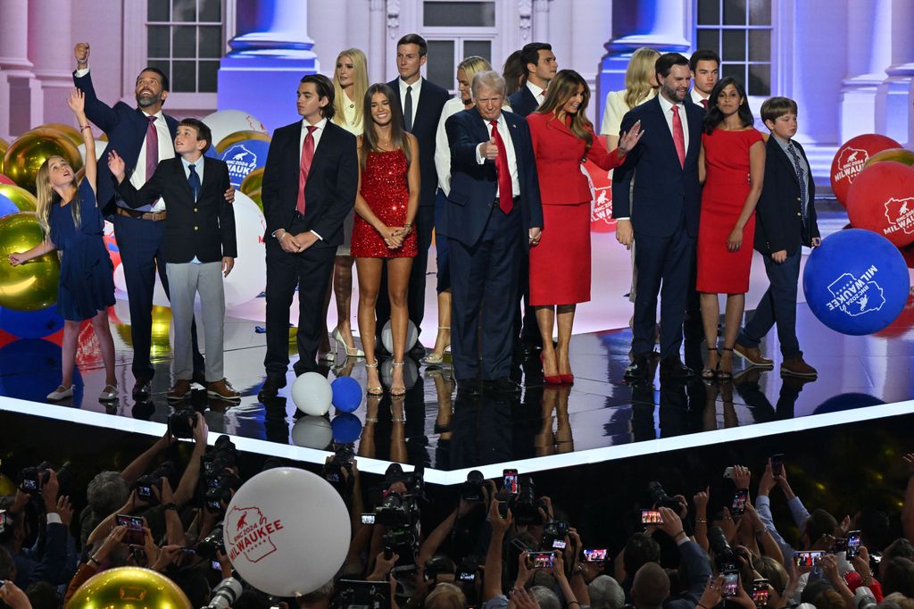 Plano general de Donald Trump con su familia en un evento político