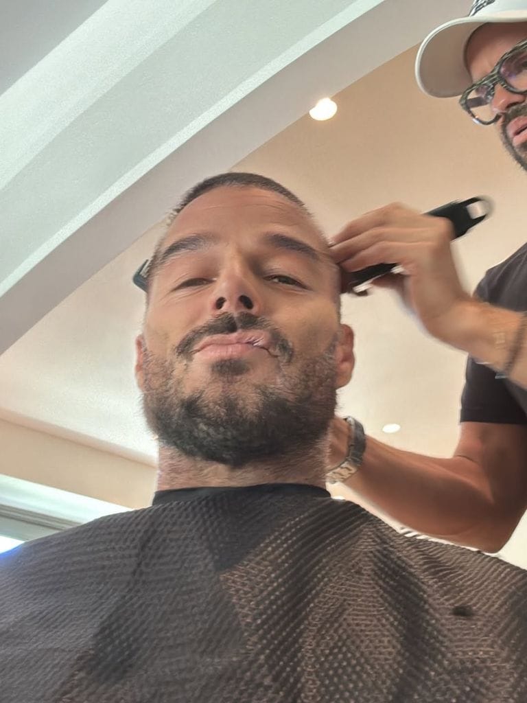¡A rape! Ricky Martin se deshizo de su cabellera castaña.