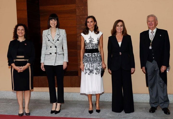 La reina Letizia rescata inesperadamente un Varela de inspiración oriental 