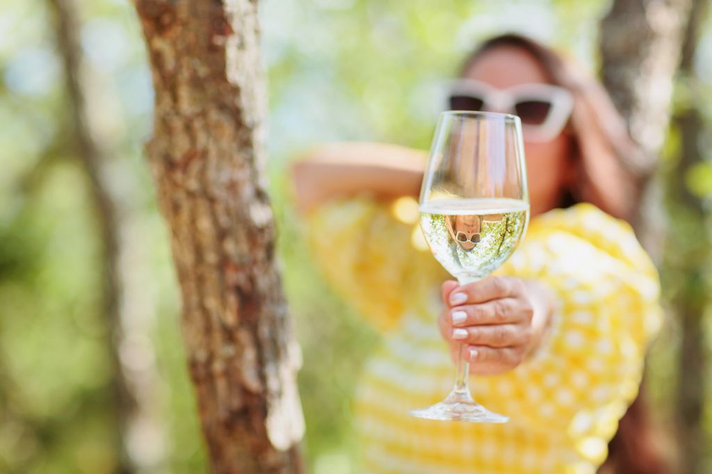 Mujer bebiendo vino blanco