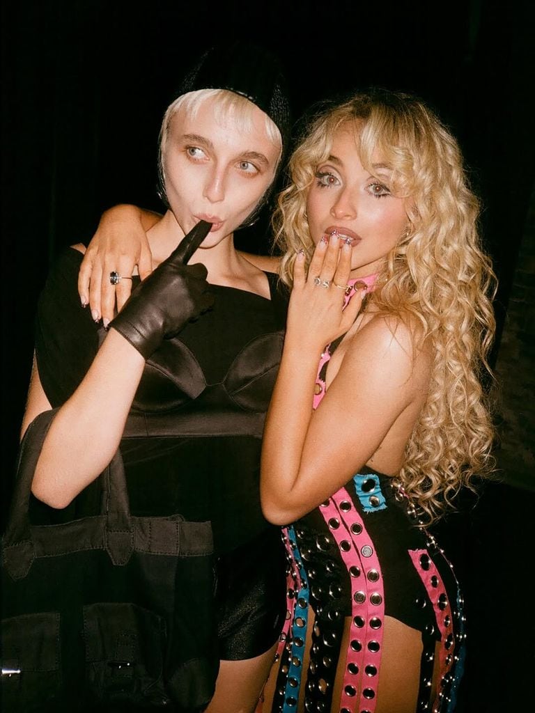 Emma Chamberlain y Sabrina Carpenter.