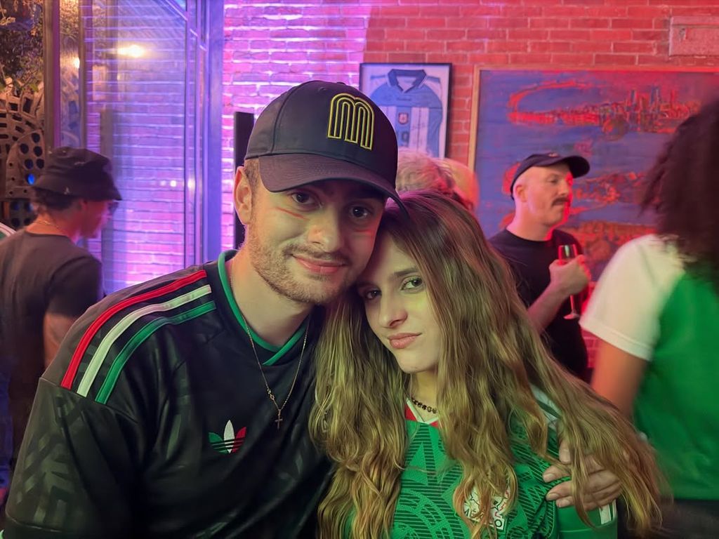 Nicolás Buenfil disfrutó del partido México vs Chequia junto a su hermana Isabella Zedillo.