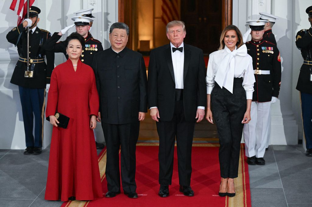Peng Liyuan, Xi Jinping, Donald Trump y Melania Trump posan en las escaleras del Pórtico Norte de la Casa Blanca antes de la cena de Estado, en Washington D. C. (24 de septiembre de 2026)