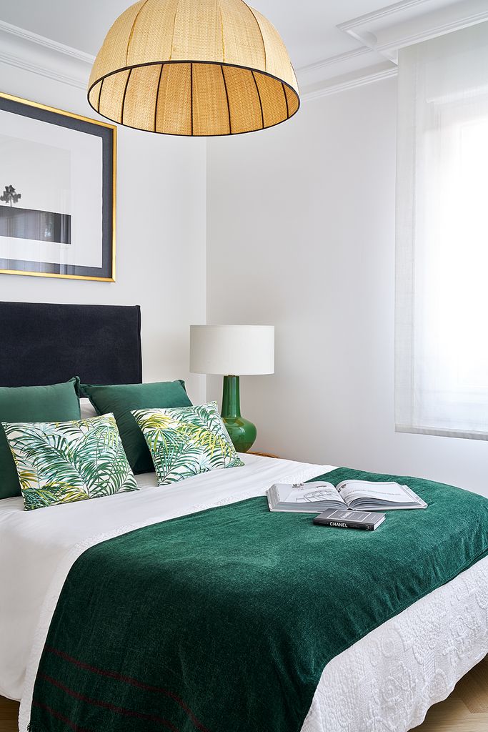 Dormitorio con ropa de cama verde. 