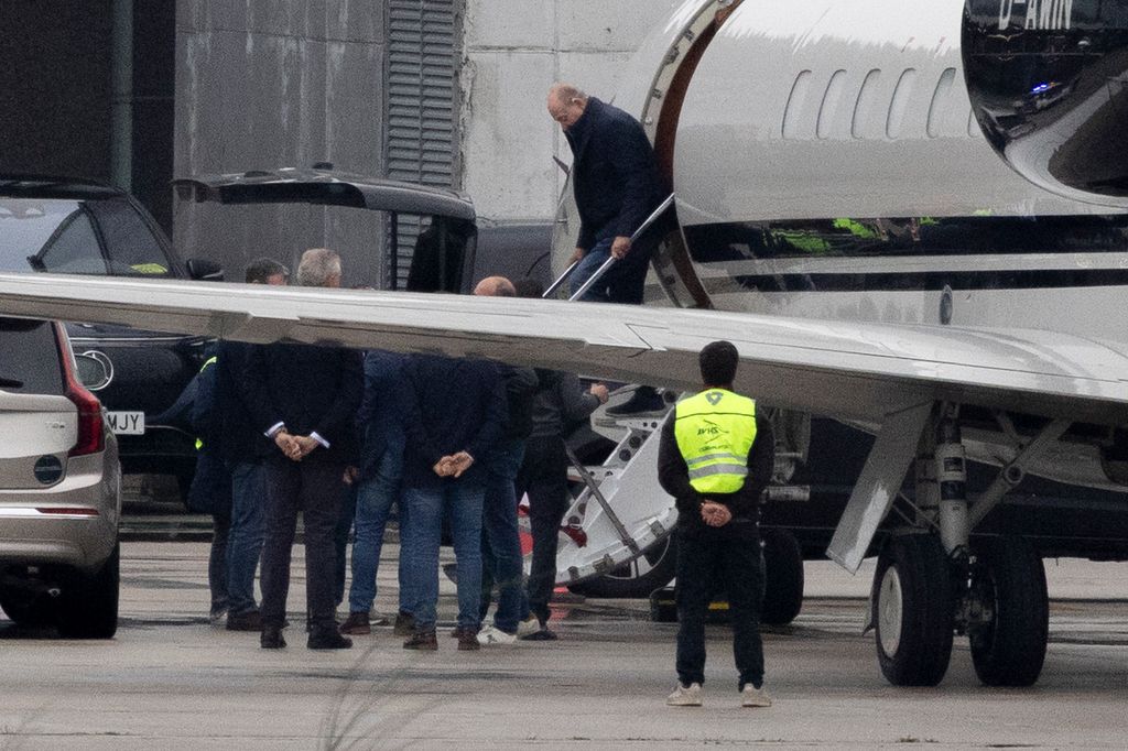 El rey Juan Carlos I llega al aeropuerto de Vigo el miércoles 5 de noviembre de 2025.