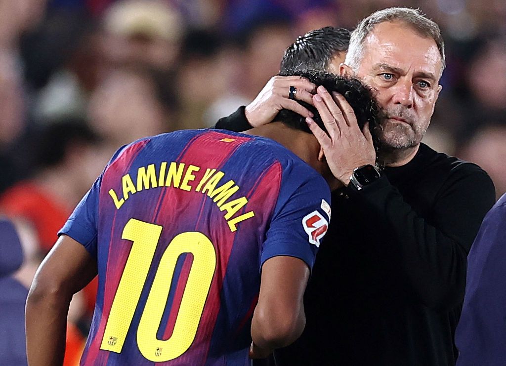 Lamine es consolado por el entrenador del FC Barcelona Hans-Dieter Flick