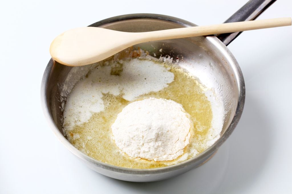 Para hacer una buena bechamel es imprescindible hacer un buen 'roux', esto es tostar la mantequilla con la harina.