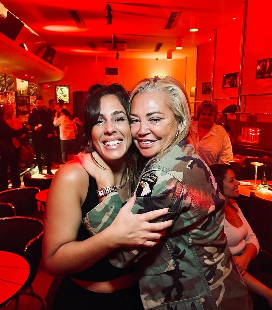 Plano medio de Anabel Pantoja posando con Belén Esteban