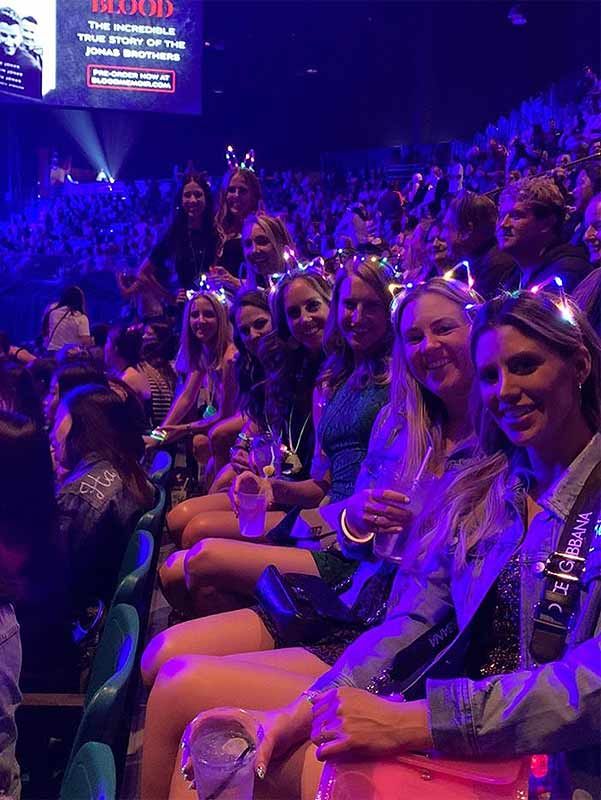 ¡Viva Las Vegas! Cat McDonnell sorprende a su mejor amiga con la despedida de soltera más divertida