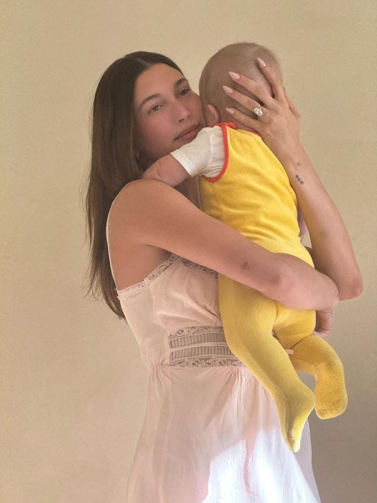 Hailey Bieber junto a su hijo
