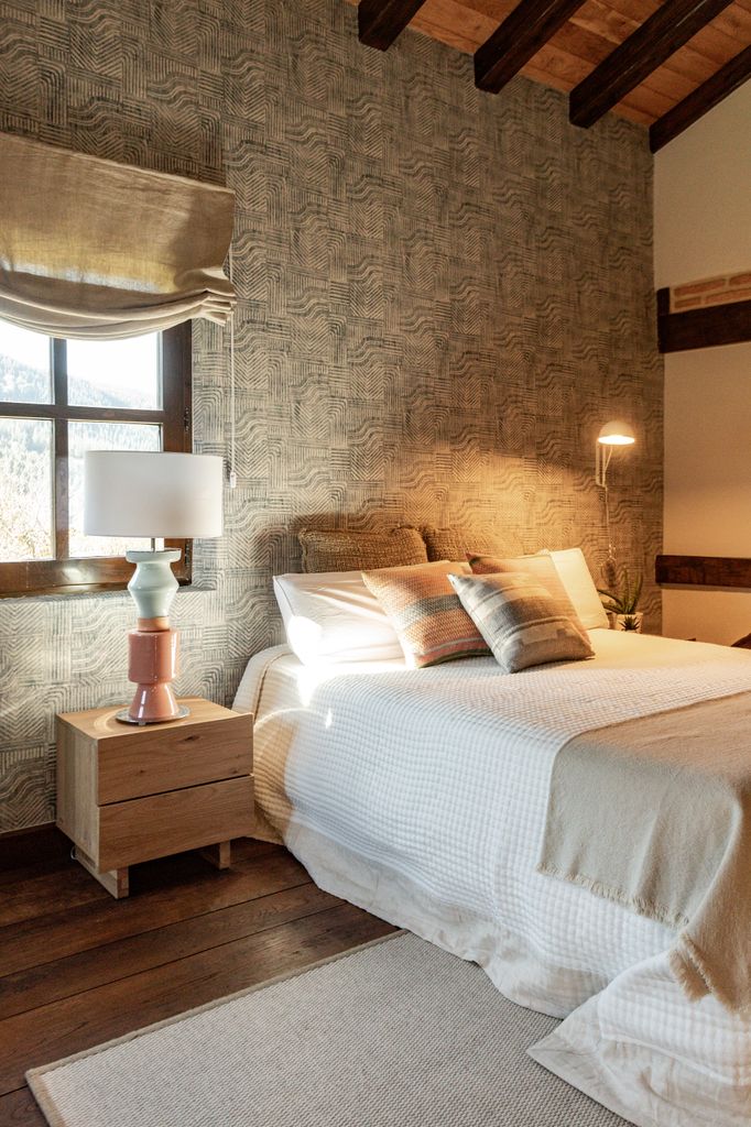 Dormitorio con lámparas de mesa diferentes