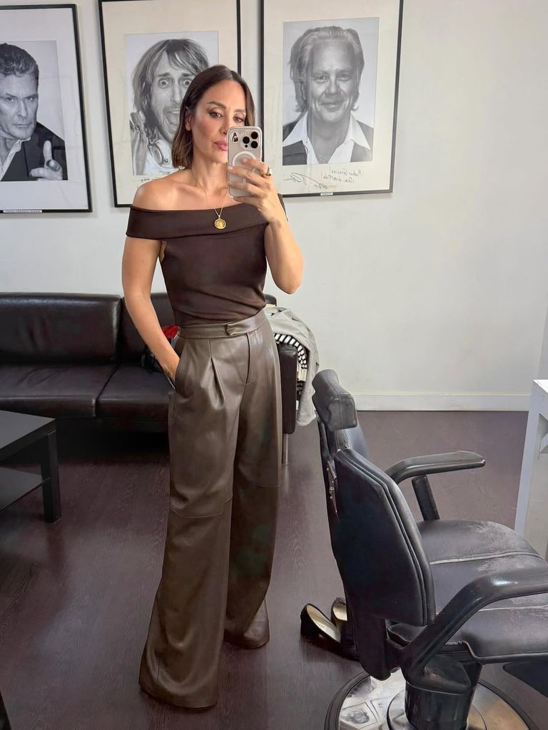 Tamara Falcó con pantalón de cuero marrón y top bardot en el mismo color