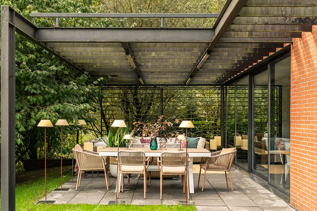 Jardín con pérgola de hierro.