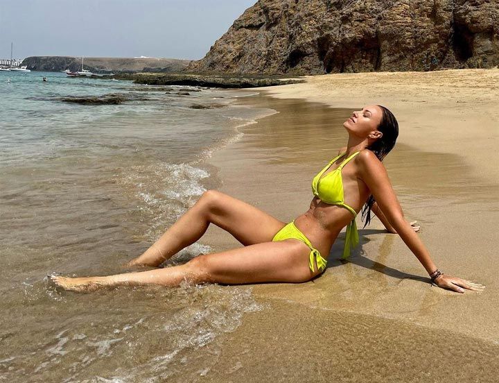 Helen Lindes en bikini