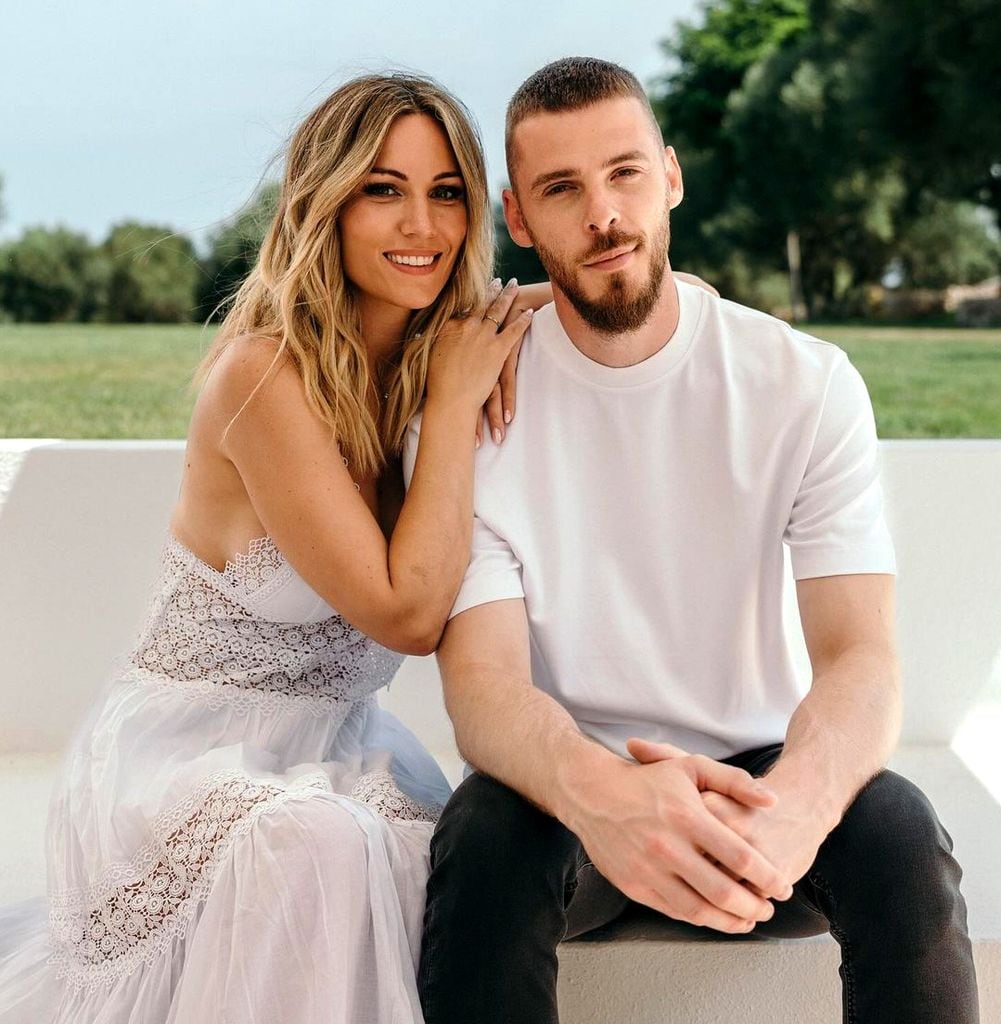Plano medio de Edurne y De Gea posando juntos 