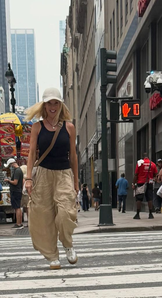 Eva, con look informal, paseando por las calles de la Gran Manzana