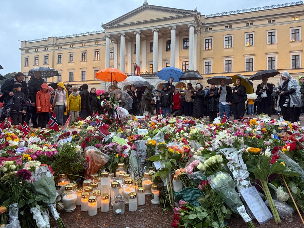 La gente ha dejado detalles en el Palacio de Oslo en honor a la memoria del rey Harald V