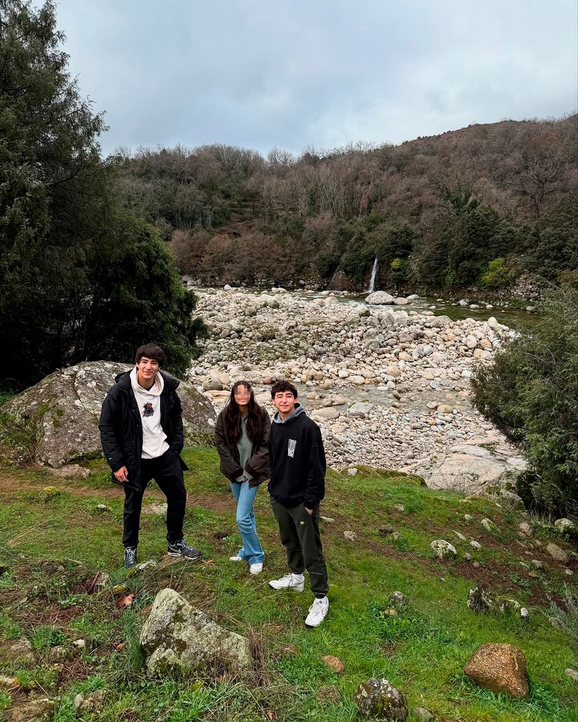 Nuria Roca disfruta de una escapada en el campo con su marido y sus tres hijos