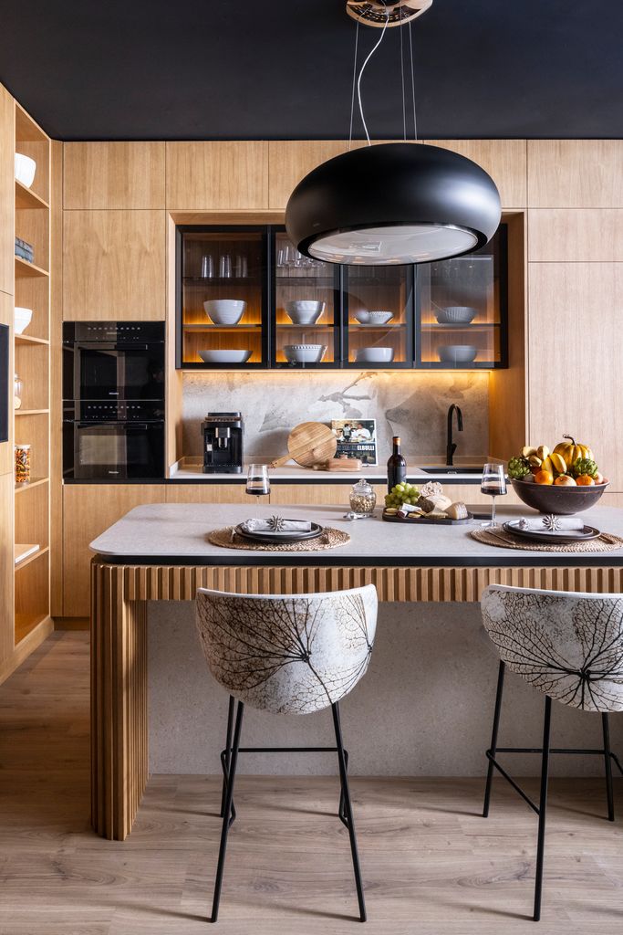 Cocina con isla que alberga una barra de 'office'