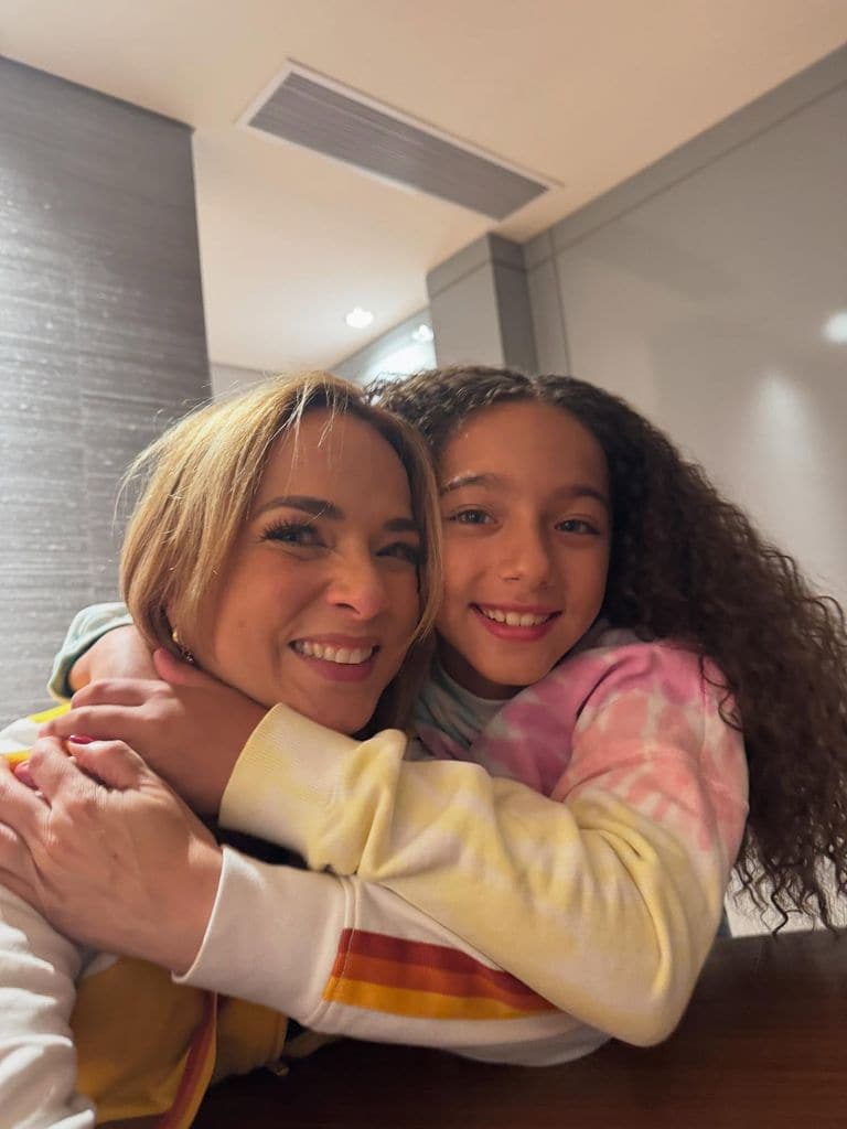 Adamari López presumió lo linda que luce su hija Alaïa con el cabello rizado.