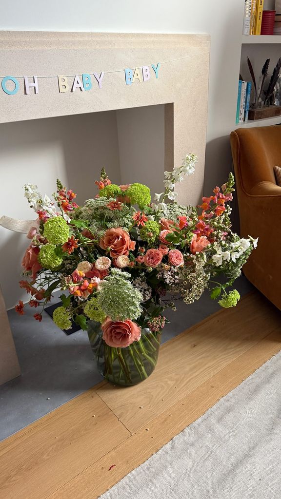 Con este ramo de flores dieron la bienvenida a casa a la pequeña