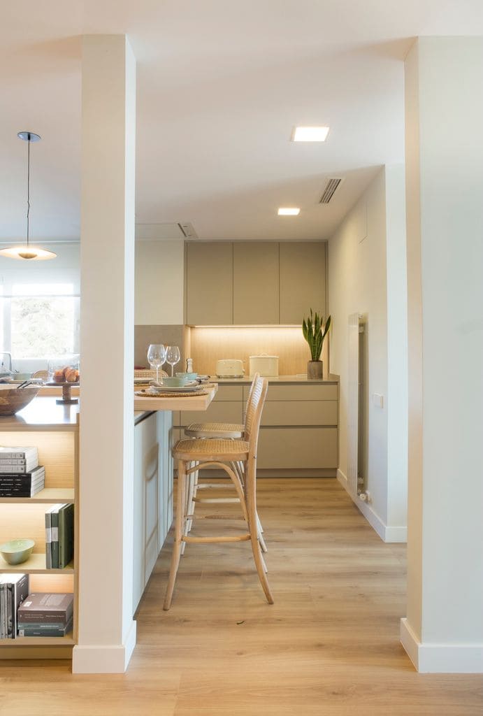 Cocina con barra de desayunos suspendida. 