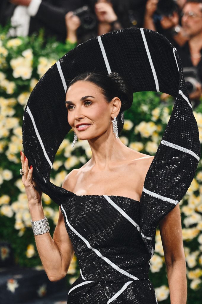 Demi Moore completó su atuendo con un maquillaje natural y luminoso, y un manicure en rojo vibrante