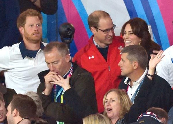 El príncipe Harry no pudo ocultar su decepción cuando la selección de Gales se impuso a Inglaterra mientras que los Duques de Cambridge celebraron una remontada contra todo pronóstico
