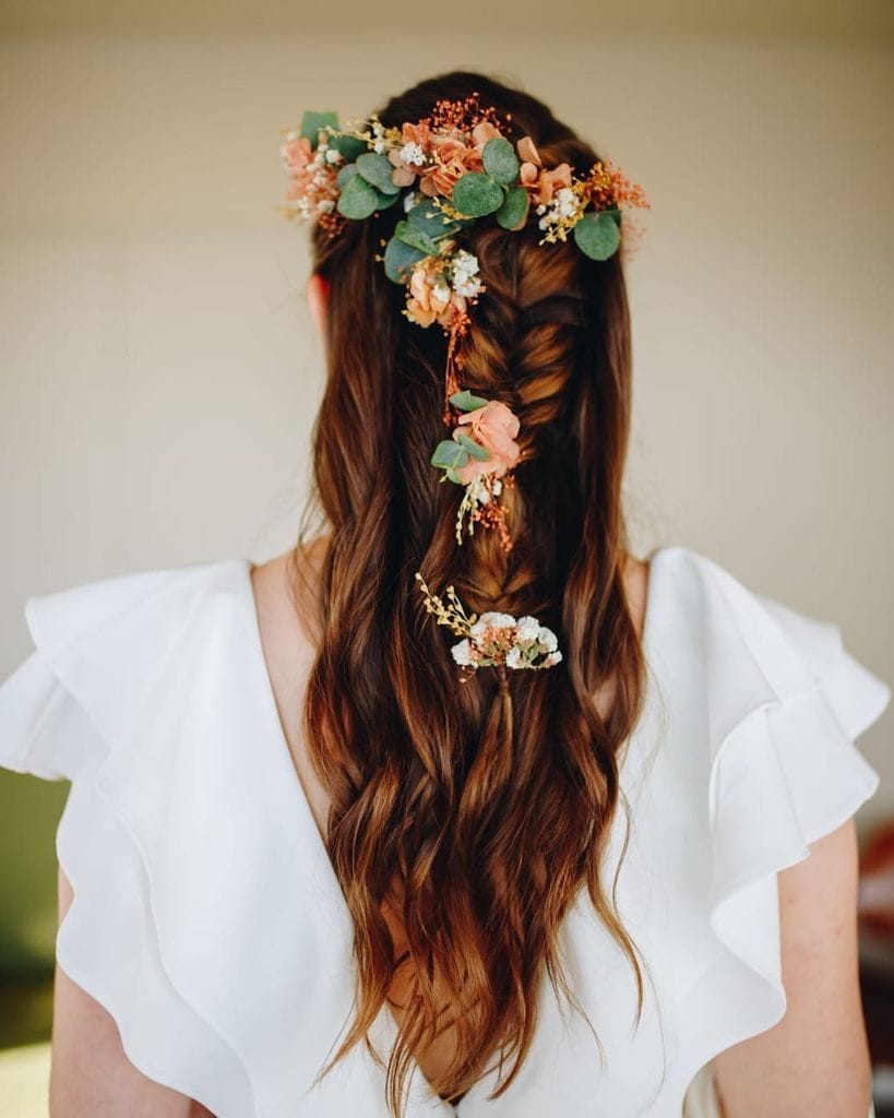 Semirrecogido con flores para novias secas
