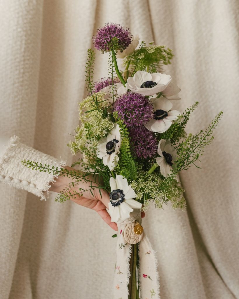 Ramos de novia con flores moradas y anémonas
