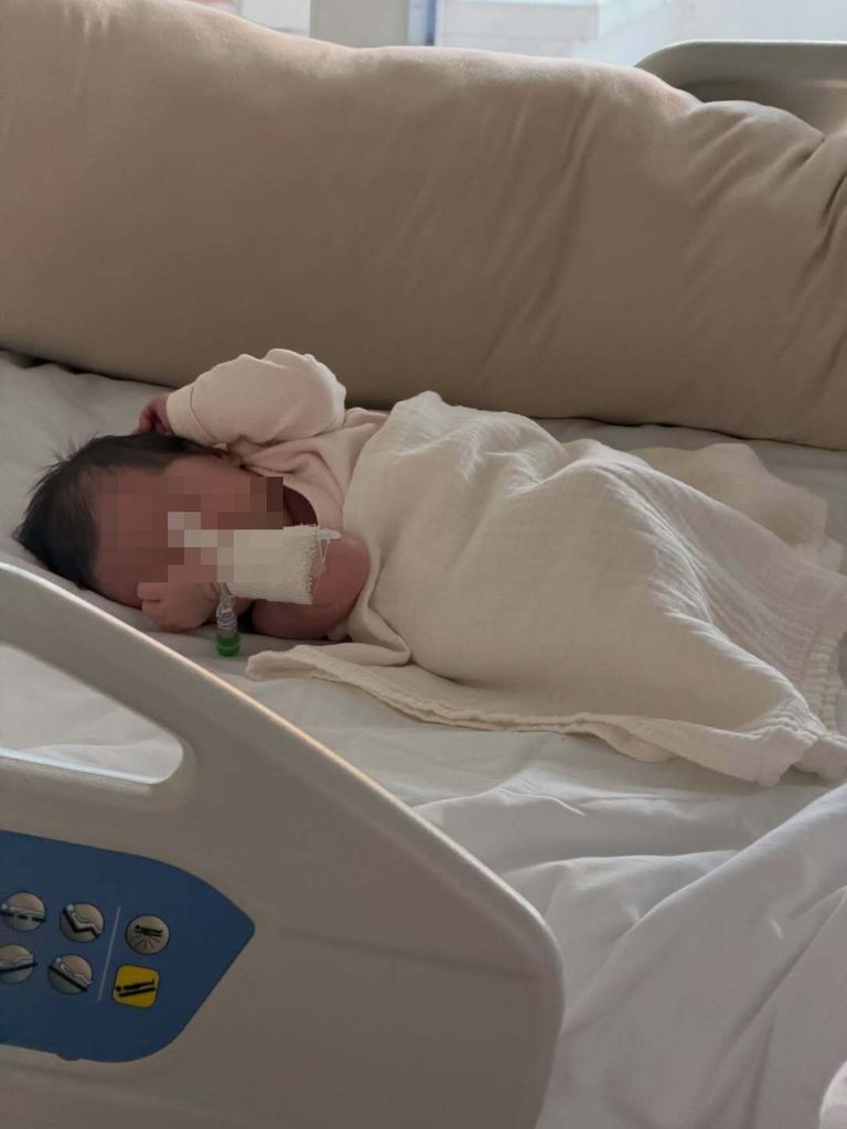 Maila, en el hospital tras su nacimiento