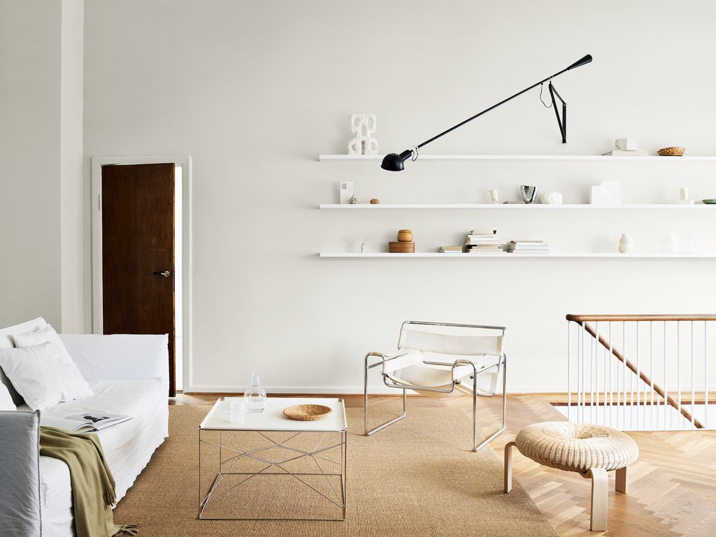Salón con pared con estantes