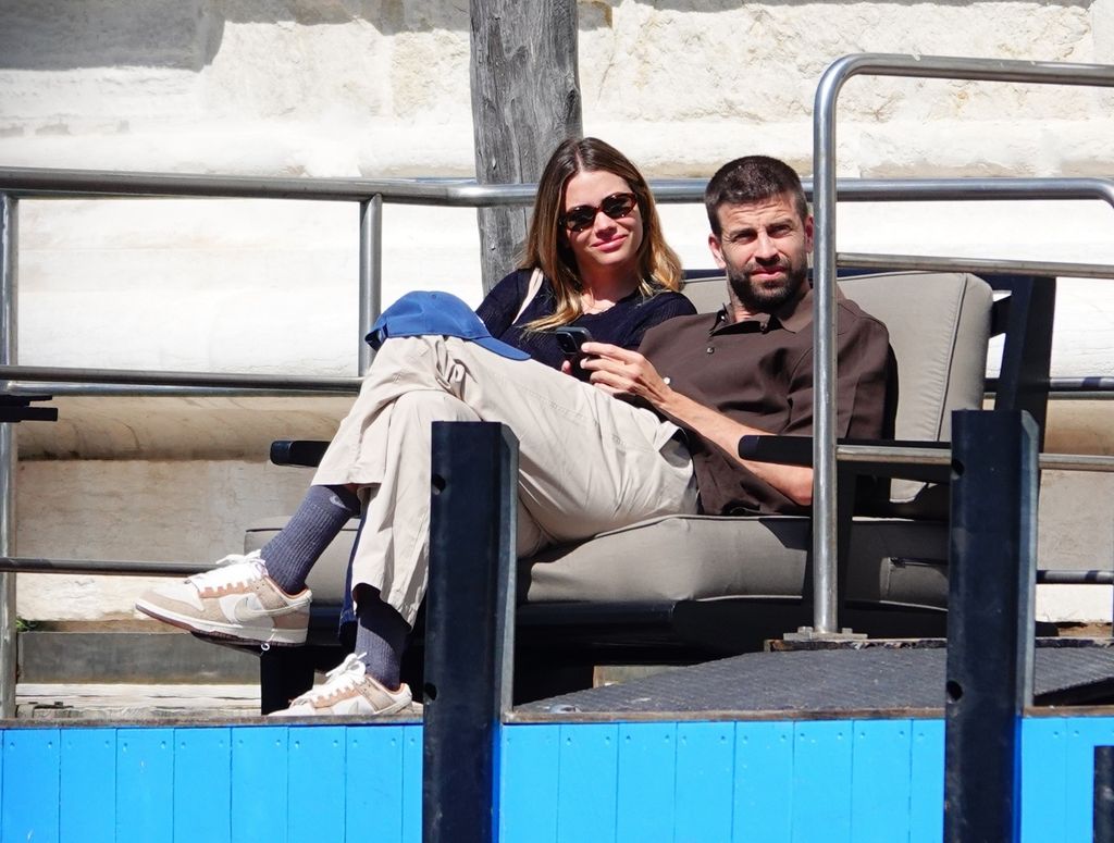 Gerard Piqué fue visto disfrutando de una escapada romántica en Venecia, Italia, junto a su novia Clara Chía Martí. 