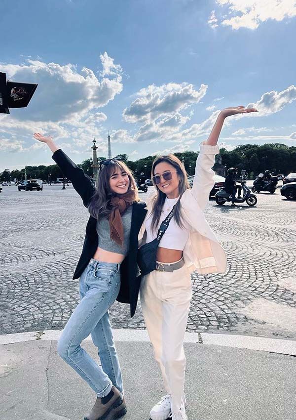 Lily Collins y Ashley Park en París