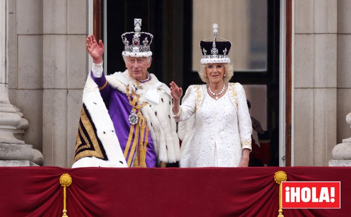 Carlos III se asoma por primera vez, como monarca del Reino Unido, al balcón del Palacio de Buckingham