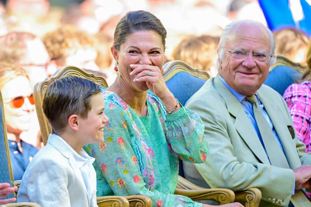 La familia real de Suecia celebrando el 48 cumpleaños de la princesa Victoria