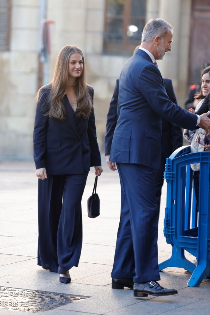La Princesa de Asturias, junto al Rey Felipe saludan a los vecinos que se han acercado al Palacio de Navarra