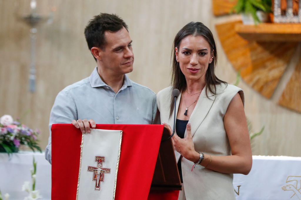 Christian Gálvez y Patricia Pardo en el 50º aniversario del Cristo de la Paz en Carabanchel (Madrid)