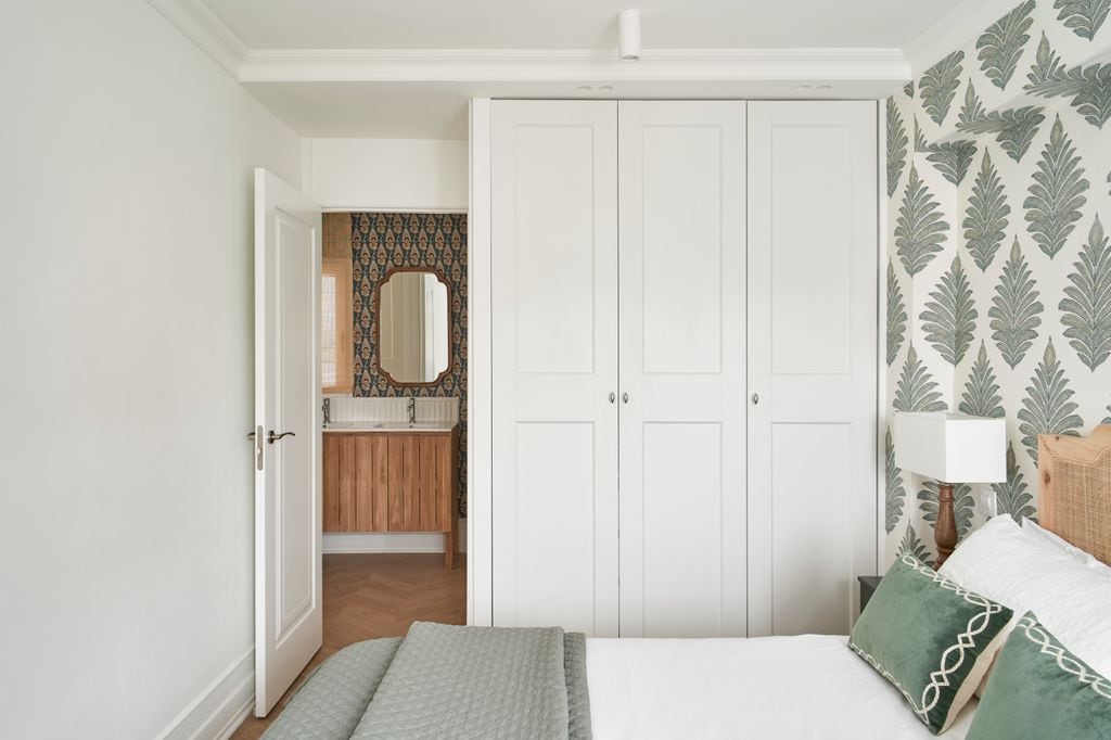 Dormitorio con el baño en ‘suite’